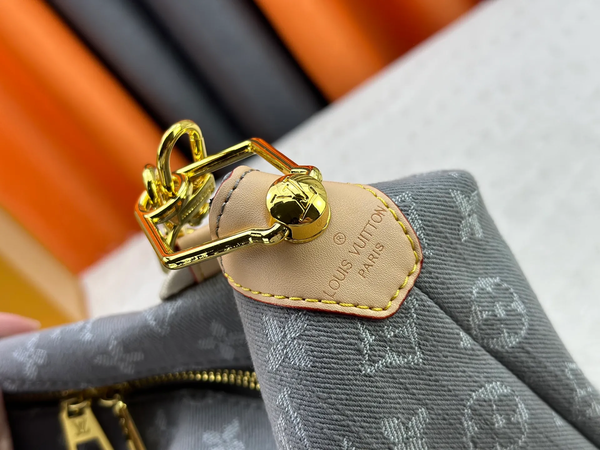 P280 Upgraded Original M13390 M12072 M12068 M12071 This Coussin Hobo MM handbag celebrates the return of the brand's iconic Monogram Denim pattern, originally launched in 2005. Made of organic cotton, it's woven from black and white yarns that have been faded to create a vintage look. Spacious, it's decorated with a light gold metallic finish and includes a removable pocket with a slide lock to securely store small items. This model can be worn crosswise, on the shoulder or on the hand. Dimensions: 38 x 33 x 10 cm