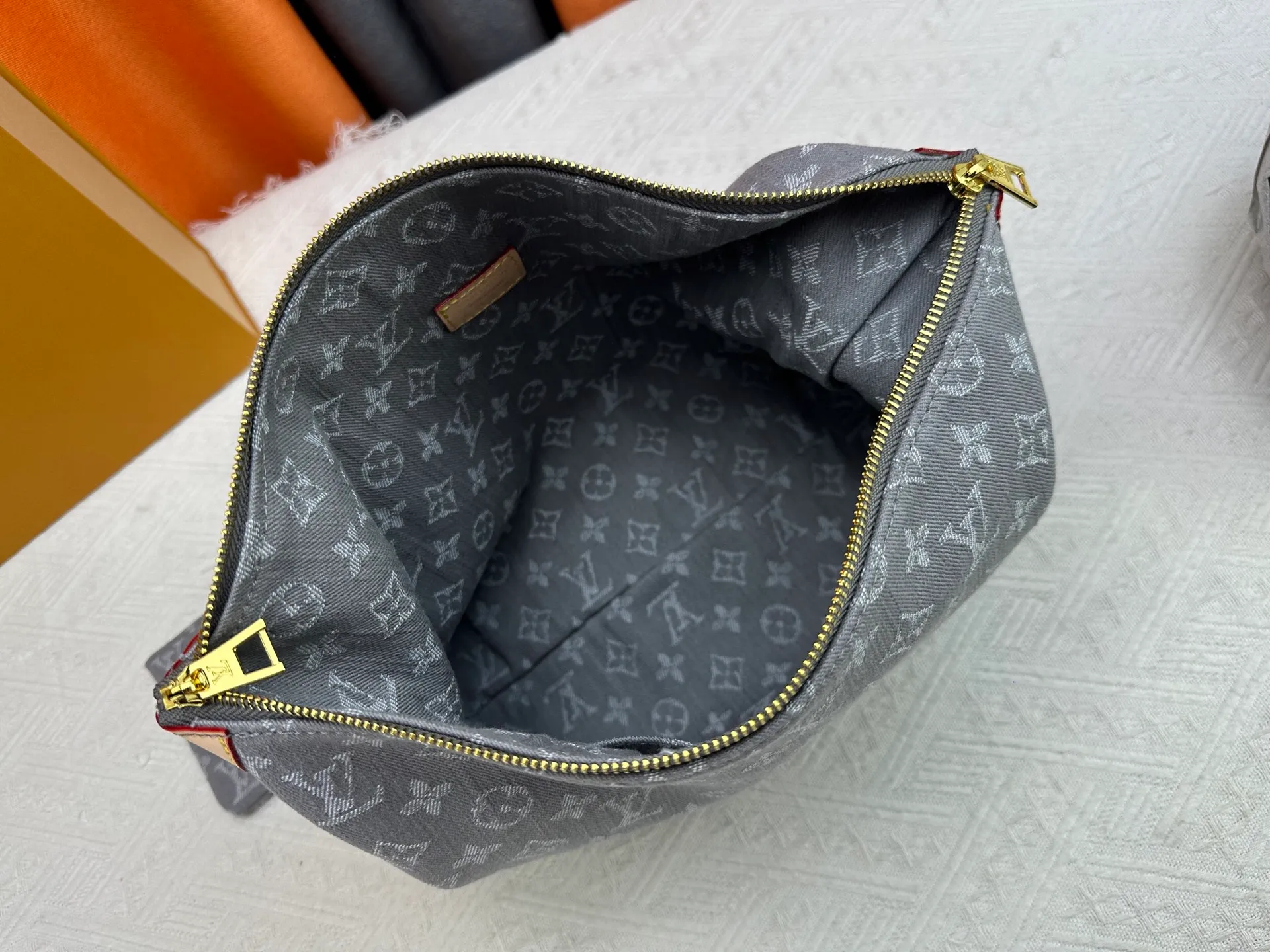 P280 Upgraded Original M13390 M12072 M12068 M12071 This Coussin Hobo MM handbag celebrates the return of the brand's iconic Monogram Denim pattern, originally launched in 2005. Made of organic cotton, it's woven from black and white yarns that have been faded to create a vintage look. Spacious, it's decorated with a light gold metallic finish and includes a removable pocket with a slide lock to securely store small items. This model can be worn crosswise, on the shoulder or on the hand. Dimensions: 38 x 33 x 10 cm