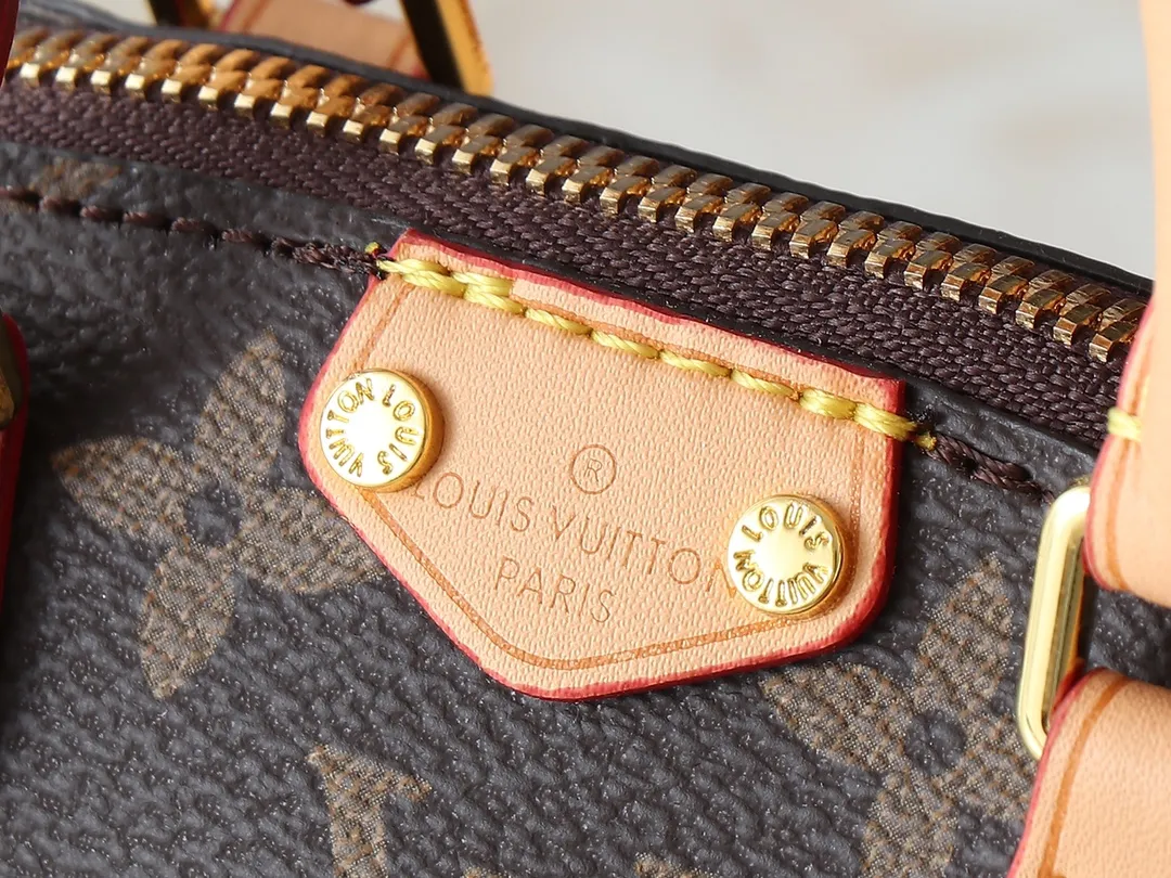 💰180💰Upgraded original M61253 NANO TURENNE The Nano Turenne handbag made of classic Monogram canvas exudes the ultimate femininity and is ideal for carrying your daily necessities. This handbag is the perfect mini version of the original Turenne handbag. It has exquisite stitching and is extremely light. It can easily accommodate your smartphone, credit card and keys. Size 17x 11x 6cm
