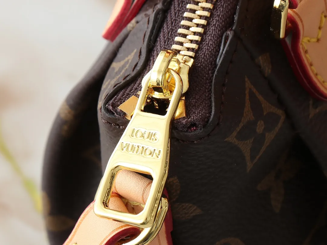 💰180💰Upgraded original M61253 NANO TURENNE The Nano Turenne handbag made of classic Monogram canvas exudes the ultimate femininity and is ideal for carrying your daily necessities. This handbag is the perfect mini version of the original Turenne handbag. It has exquisite stitching and is extremely light. It can easily accommodate your smartphone, credit card and keys. Size 17x 11x 6cm