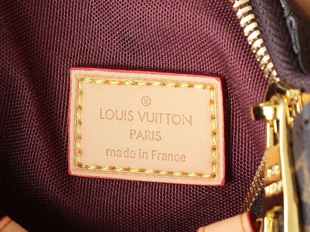 💰180💰Upgraded original M61253 NANO TURENNE The Nano Turenne handbag made of classic Monogram canvas exudes the ultimate femininity and is ideal for carrying your daily necessities. This handbag is the perfect mini version of the original Turenne handbag. It has exquisite stitching and is extremely light. It can easily accommodate your smartphone, credit card and keys. Size 17x 11x 6cm