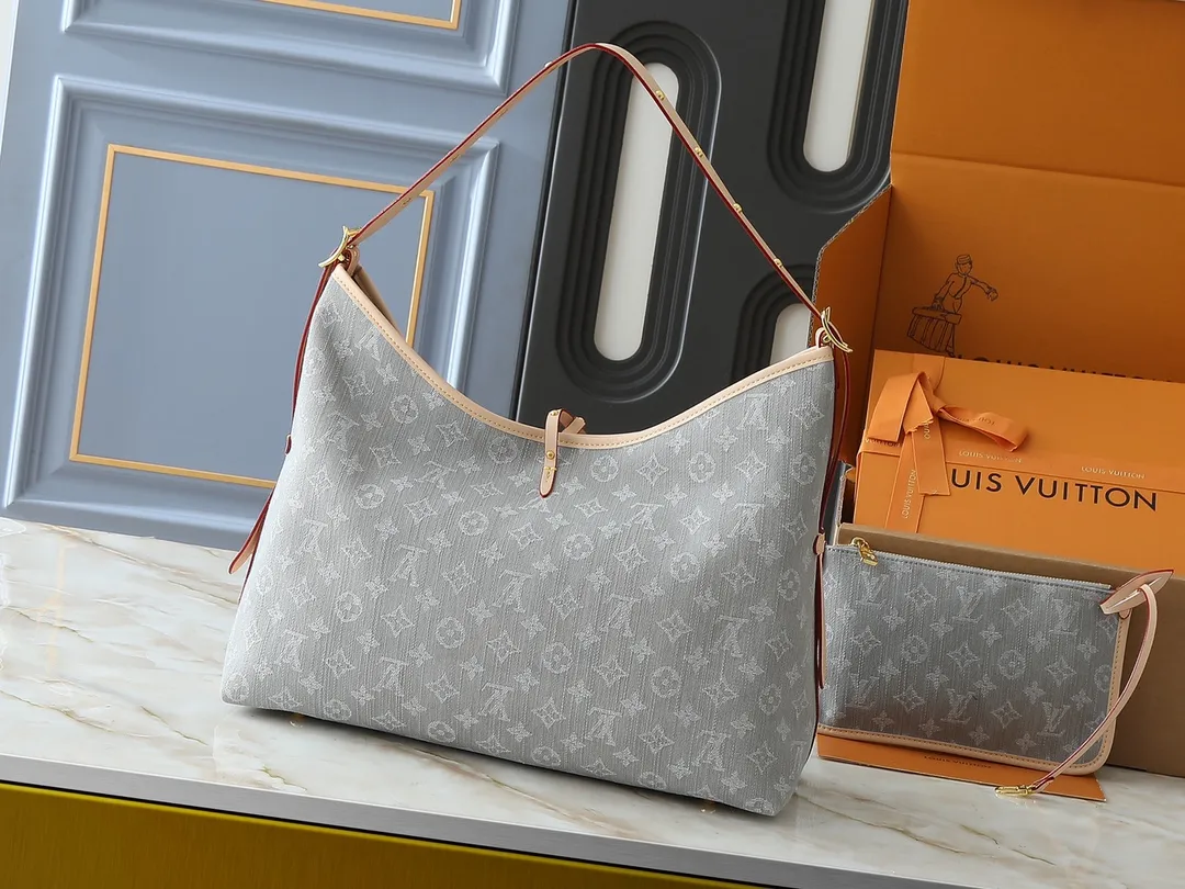 💰320💰Upgraded from the original M13289 M46197 M46203. This CarryAll medium handbag features the Monogram Denim pattern, which was born in 2005, on the cotton surface, and then uses Louis Vuitton's exquisite bleaching process to create a washed effect. Contrasting leather and removable name tags accentuate the sleek silhouette, and the zippered interior pocket can securely store valuables, making it a modern choice for traveling in the city. Dimensions: 39.0 x 30.0 x 15.0 cm (length x height x width)