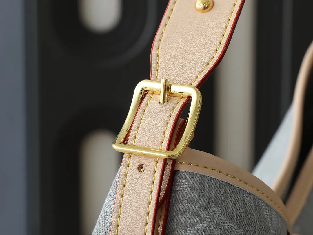 💰320💰Upgraded from the original M13289 M46197 M46203. This CarryAll medium handbag features the Monogram Denim pattern, which was born in 2005, on the cotton surface, and then uses Louis Vuitton's exquisite bleaching process to create a washed effect. Contrasting leather and removable name tags accentuate the sleek silhouette, and the zippered interior pocket can securely store valuables, making it a modern choice for traveling in the city. Dimensions: 39.0 x 30.0 x 15.0 cm (length x height x width)