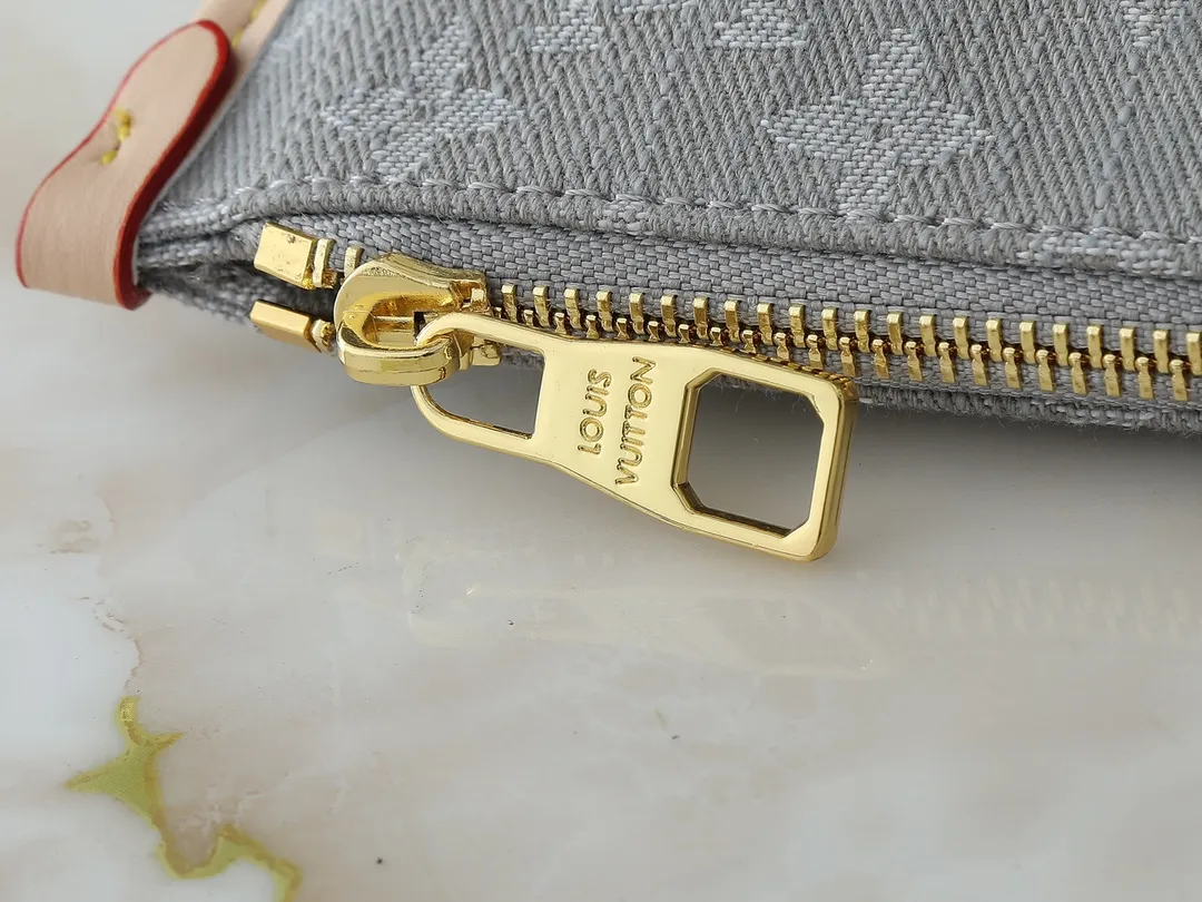💰320💰Upgraded from the original M13289 M46197 M46203. This CarryAll medium handbag features the Monogram Denim pattern, which was born in 2005, on the cotton surface, and then uses Louis Vuitton's exquisite bleaching process to create a washed effect. Contrasting leather and removable name tags accentuate the sleek silhouette, and the zippered interior pocket can securely store valuables, making it a modern choice for traveling in the city. Dimensions: 39.0 x 30.0 x 15.0 cm (length x height x width)