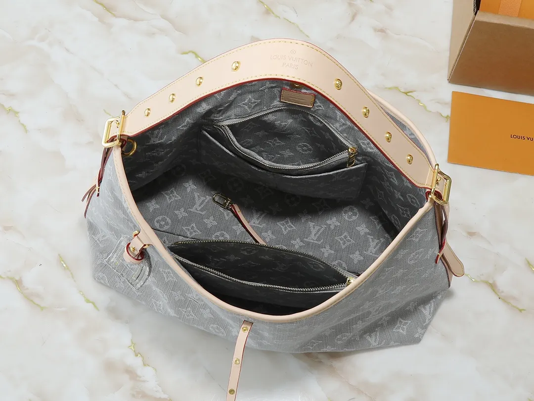💰320💰Upgraded from the original M13289 M46197 M46203. This CarryAll medium handbag features the Monogram Denim pattern, which was born in 2005, on the cotton surface, and then uses Louis Vuitton's exquisite bleaching process to create a washed effect. Contrasting leather and removable name tags accentuate the sleek silhouette, and the zippered interior pocket can securely store valuables, making it a modern choice for traveling in the city. Dimensions: 39.0 x 30.0 x 15.0 cm (length x height x width)