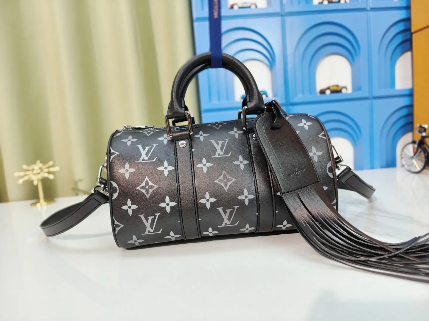 P260 upgraded original version M12609 presbyopic yellow, presbyopic blue, M11595 gradient gray, M20900 This Keepall 25 handbag is made of Monogram Eclipse Reverse canvas, showing an elegant reinterpretation of Louis Vuitton's classic pattern. Reinforced straps and leather name tags are signature elements of the Keepall collection, while a zipper closure keeps personal items safe and secure. Dimensions: 25.0 x 15.0 x 11.0 cm (length x height x width)