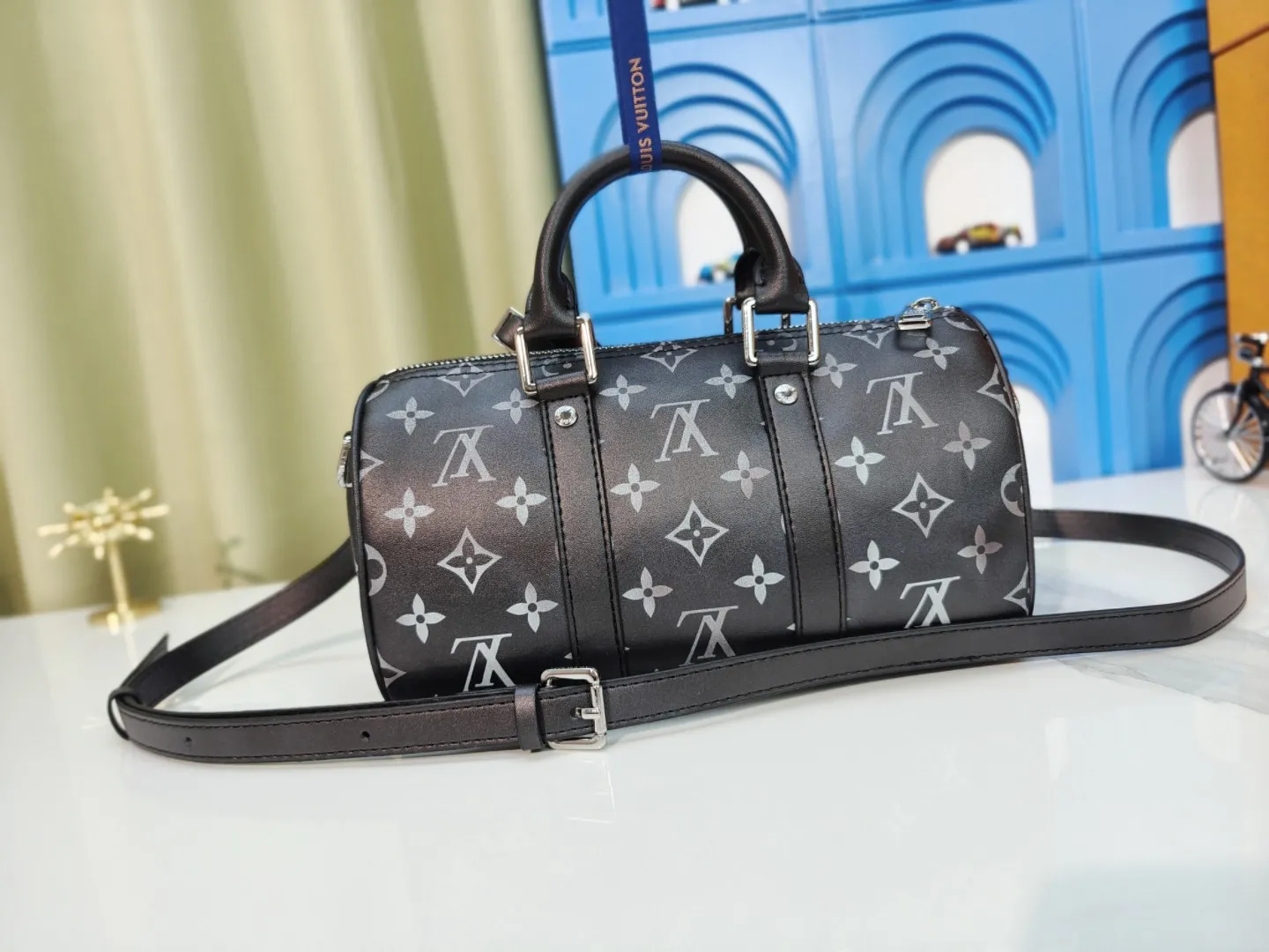 P260 upgraded original version M12609 presbyopic yellow, presbyopic blue, M11595 gradient gray, M20900 This Keepall 25 handbag is made of Monogram Eclipse Reverse canvas, showing an elegant reinterpretation of Louis Vuitton's classic pattern. Reinforced straps and leather name tags are signature elements of the Keepall collection, while a zipper closure keeps personal items safe and secure. Dimensions: 25.0 x 15.0 x 11.0 cm (length x height x width)