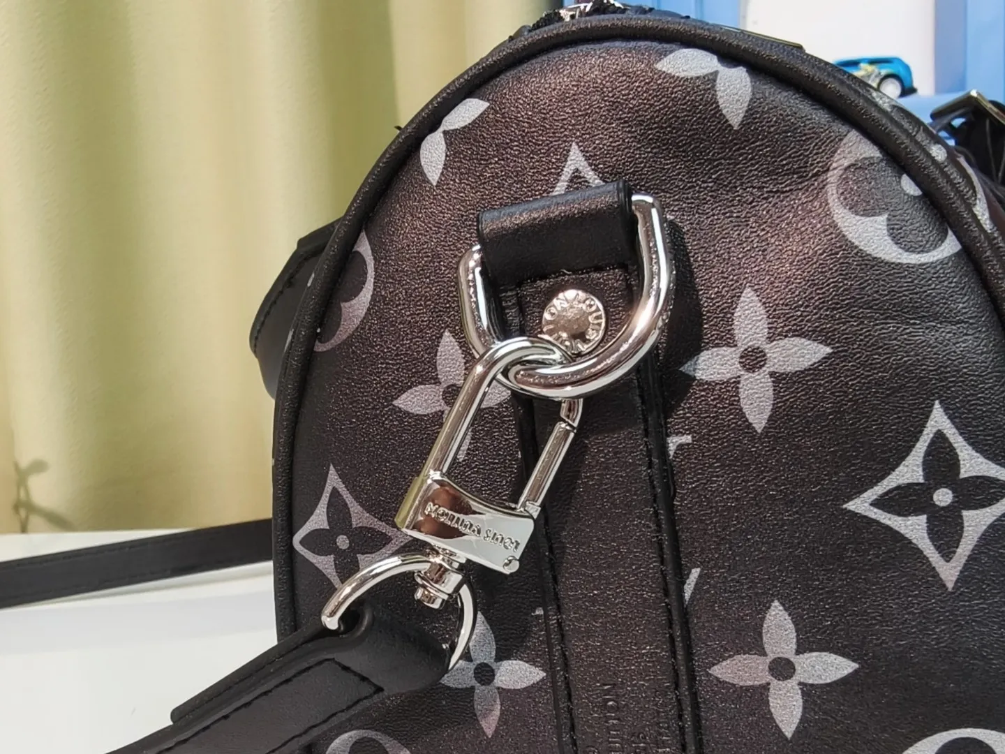 P260 upgraded original version M12609 presbyopic yellow, presbyopic blue, M11595 gradient gray, M20900 This Keepall 25 handbag is made of Monogram Eclipse Reverse canvas, showing an elegant reinterpretation of Louis Vuitton's classic pattern. Reinforced straps and leather name tags are signature elements of the Keepall collection, while a zipper closure keeps personal items safe and secure. Dimensions: 25.0 x 15.0 x 11.0 cm (length x height x width)