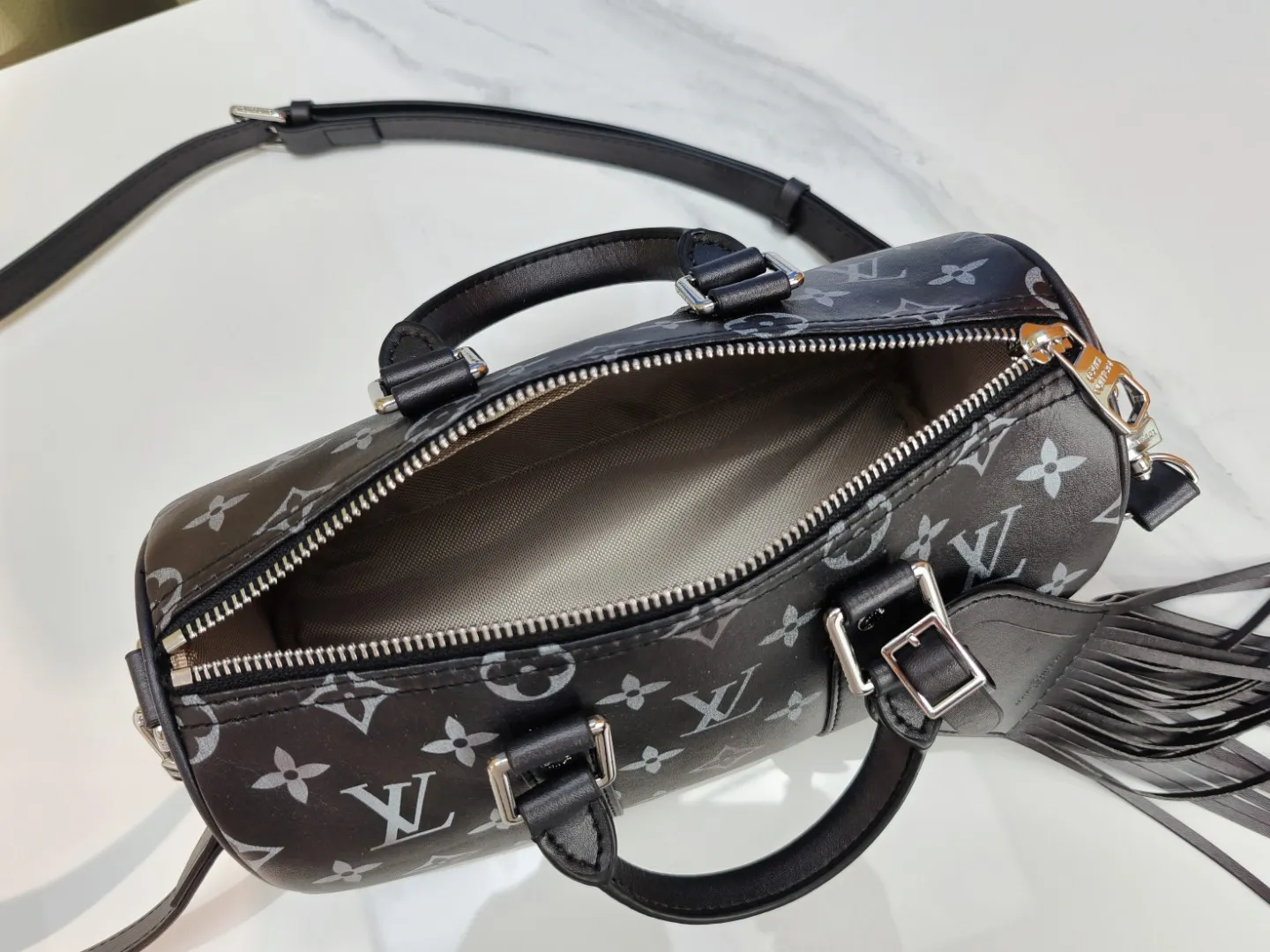 P260 upgraded original version M12609 presbyopic yellow, presbyopic blue, M11595 gradient gray, M20900 This Keepall 25 handbag is made of Monogram Eclipse Reverse canvas, showing an elegant reinterpretation of Louis Vuitton's classic pattern. Reinforced straps and leather name tags are signature elements of the Keepall collection, while a zipper closure keeps personal items safe and secure. Dimensions: 25.0 x 15.0 x 11.0 cm (length x height x width)