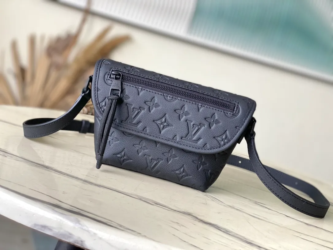 💰840 (top-grain leather) top original order M12636 This Pulse mini handbag is made of Monogram Eclipse LTJM coated canvas, which conveys modern style with simple lines and sporty elements. Its compact construction houses the main compartment and a zipped pocket on the flap with a corded zipper pull. Dimensions: 22.5 × 16 × 5 cm