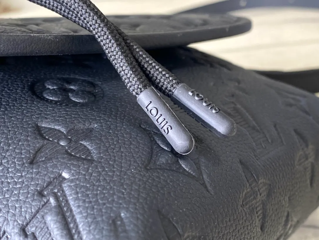 💰840 (top-grain leather) top original order M12636 This Pulse mini handbag is made of Monogram Eclipse LTJM coated canvas, which conveys modern style with simple lines and sporty elements. Its compact construction houses the main compartment and a zipped pocket on the flap with a corded zipper pull. Dimensions: 22.5 × 16 × 5 cm