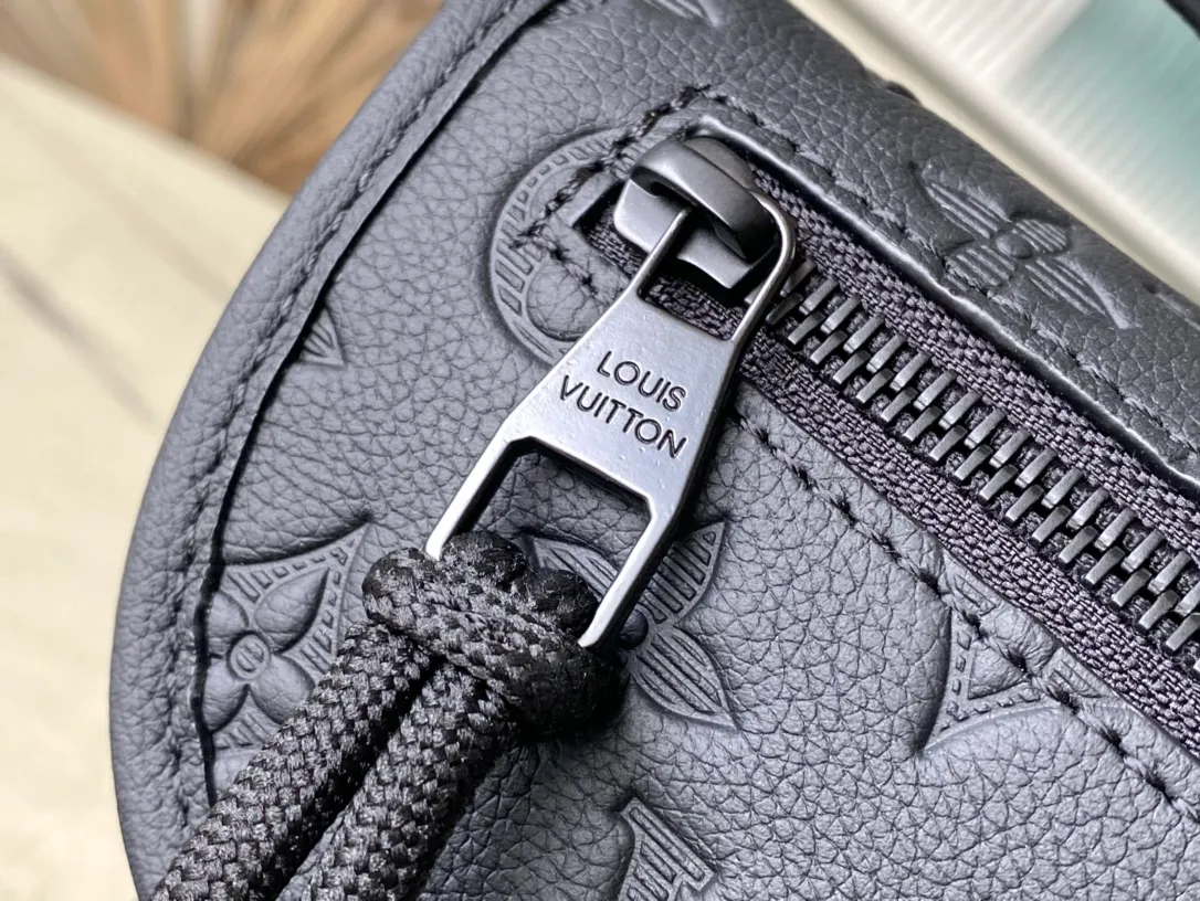 💰840 (top-grain leather) top original order M12636 This Pulse mini handbag is made of Monogram Eclipse LTJM coated canvas, which conveys modern style with simple lines and sporty elements. Its compact construction houses the main compartment and a zipped pocket on the flap with a corded zipper pull. Dimensions: 22.5 × 16 × 5 cm