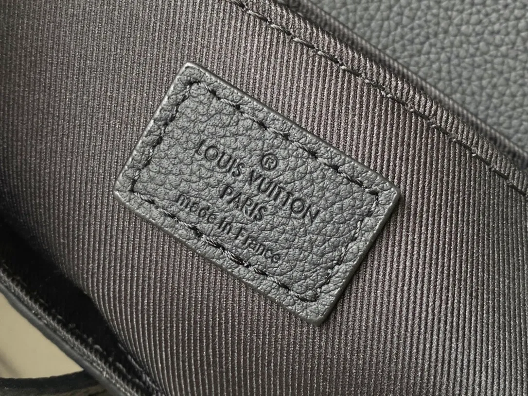 💰840 (top-grain leather) top original order M12636 This Pulse mini handbag is made of Monogram Eclipse LTJM coated canvas, which conveys modern style with simple lines and sporty elements. Its compact construction houses the main compartment and a zipped pocket on the flap with a corded zipper pull. Dimensions: 22.5 × 16 × 5 cm