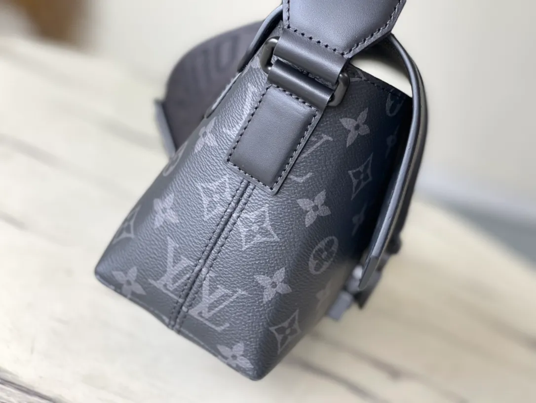 💰920 Top original order M46794 S-Cape messenger bag Zhouyuan brand collection leather hard box, rendered in monochrome Monogram Ecipse canvas. The new S-lock adds a sophisticated style and provides proper protection for your belongings.