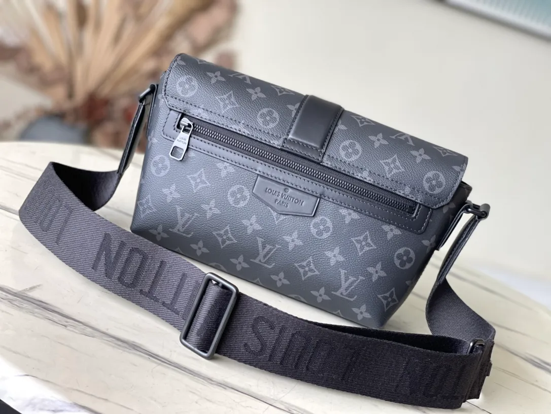 💰920 Top original order M46794 S-Cape messenger bag Zhouyuan brand collection leather hard box, rendered in monochrome Monogram Ecipse canvas. The new S-lock adds a sophisticated style and provides proper protection for your belongings.