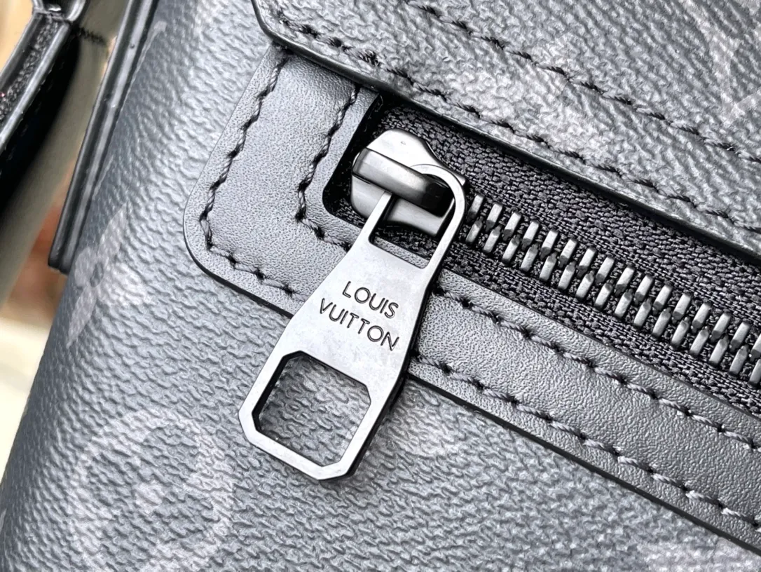 💰920 Top original order M46794 S-Cape messenger bag Zhouyuan brand collection leather hard box, rendered in monochrome Monogram Ecipse canvas. The new S-lock adds a sophisticated style and provides proper protection for your belongings.