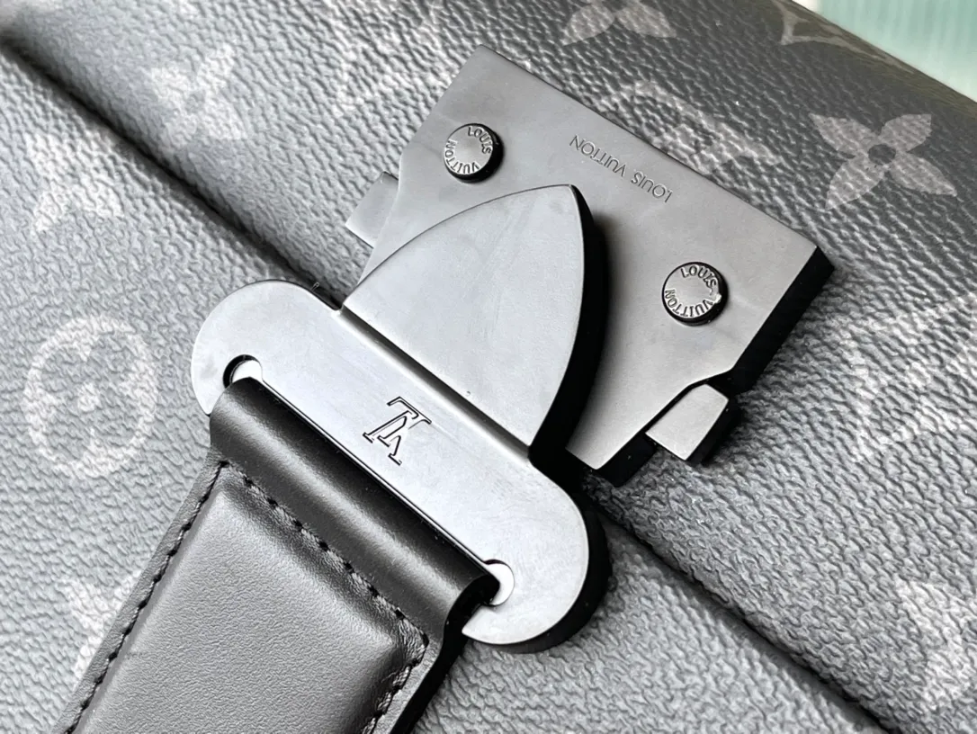 💰920 Top original order M46794 S-Cape messenger bag Zhouyuan brand collection leather hard box, rendered in monochrome Monogram Ecipse canvas. The new S-lock adds a sophisticated style and provides proper protection for your belongings.