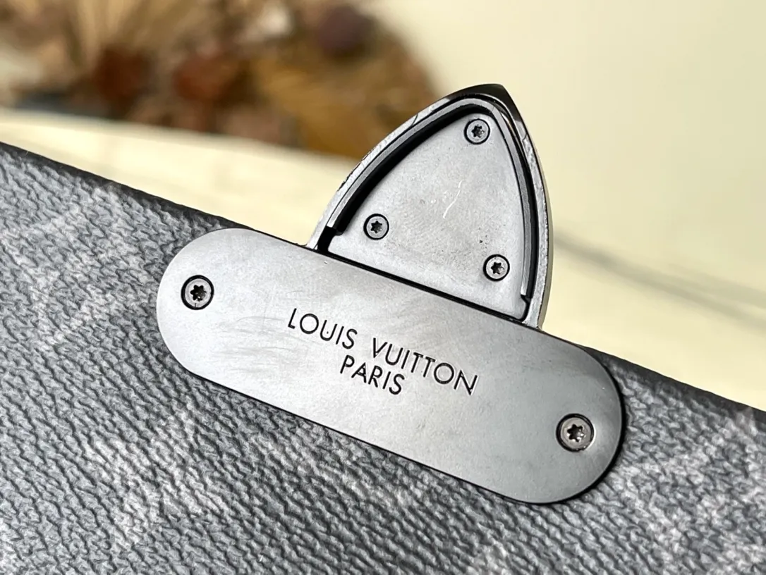 💰920 Top original order M46794 S-Cape messenger bag Zhouyuan brand collection leather hard box, rendered in monochrome Monogram Ecipse canvas. The new S-lock adds a sophisticated style and provides proper protection for your belongings.
