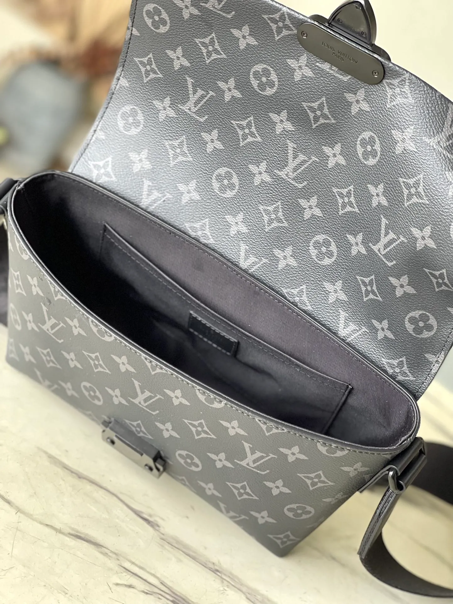 💰920 Top original order M46794 S-Cape messenger bag Zhouyuan brand collection leather hard box, rendered in monochrome Monogram Ecipse canvas. The new S-lock adds a sophisticated style and provides proper protection for your belongings.