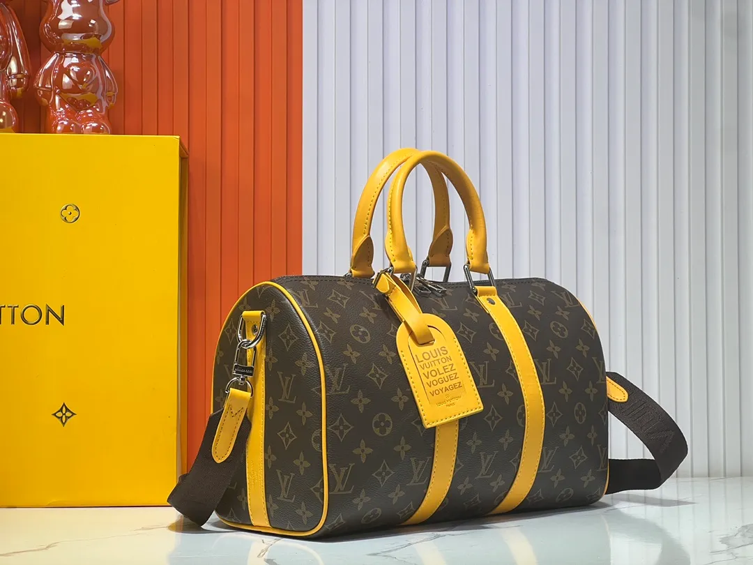Batch 280💰Upgraded original M12765 presbyopic green M13201 presbyopic yellow M46655 black flower M22765 embossed This Keepall Bandoulière 35 handbag uses Monogram Eclipse coated canvas to convey a restrained demeanor. Leather top handles, side straps and hardware reflect classic heritage, while a removable and adjustable shoulder strap makes it comfortable to carry over the shoulder. 34.0 x 21.0 x 16.0 cm (length x height x width)