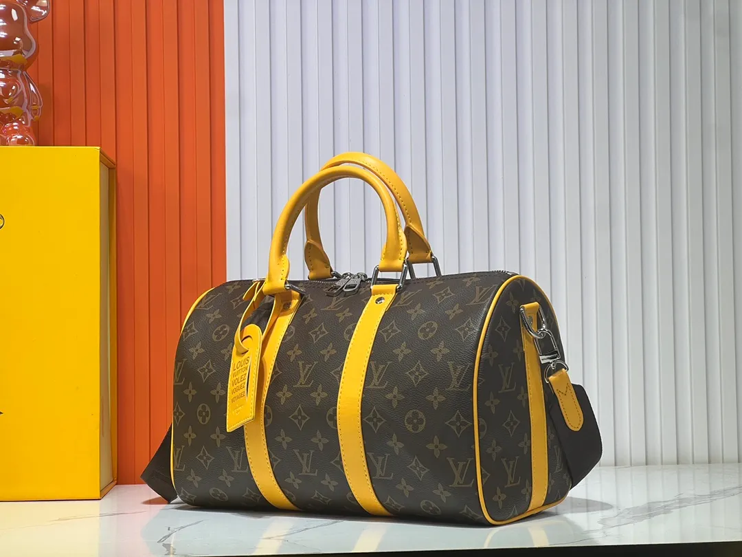 Batch 280💰Upgraded original M12765 presbyopic green M13201 presbyopic yellow M46655 black flower M22765 embossed This Keepall Bandoulière 35 handbag uses Monogram Eclipse coated canvas to convey a restrained demeanor. Leather top handles, side straps and hardware reflect classic heritage, while a removable and adjustable shoulder strap makes it comfortable to carry over the shoulder. 34.0 x 21.0 x 16.0 cm (length x height x width)