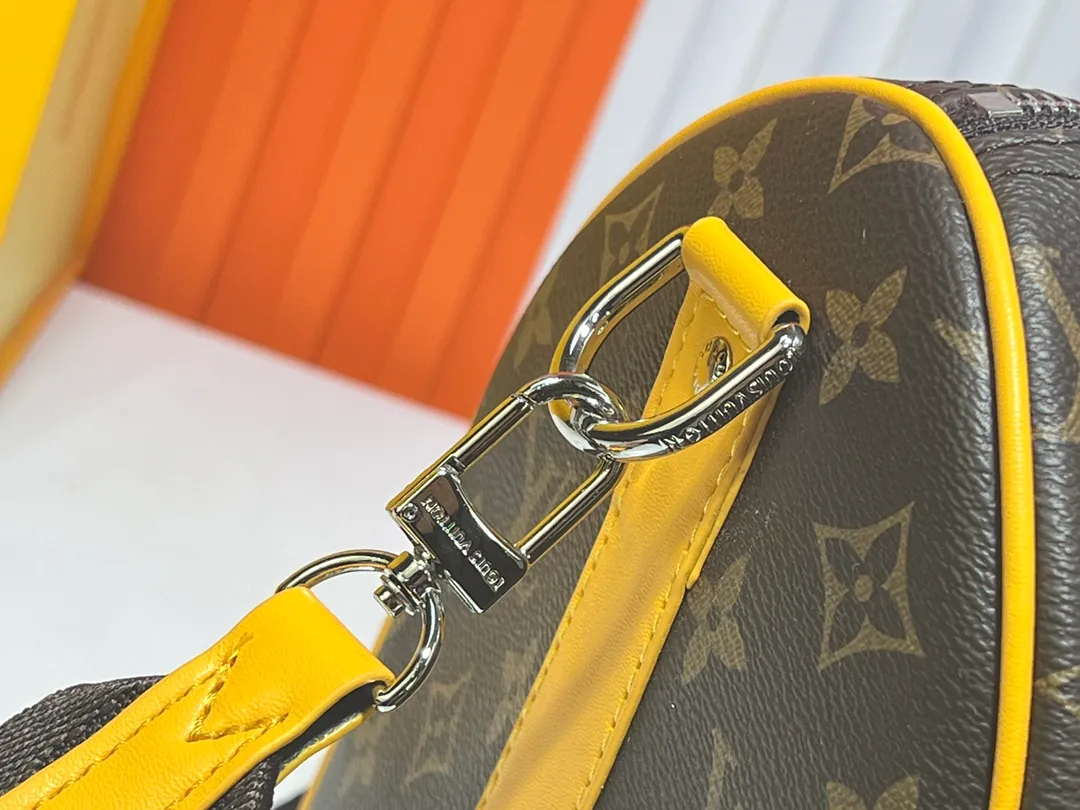 Batch 280💰Upgraded original M12765 presbyopic green M13201 presbyopic yellow M46655 black flower M22765 embossed This Keepall Bandoulière 35 handbag uses Monogram Eclipse coated canvas to convey a restrained demeanor. Leather top handles, side straps and hardware reflect classic heritage, while a removable and adjustable shoulder strap makes it comfortable to carry over the shoulder. 34.0 x 21.0 x 16.0 cm (length x height x width)