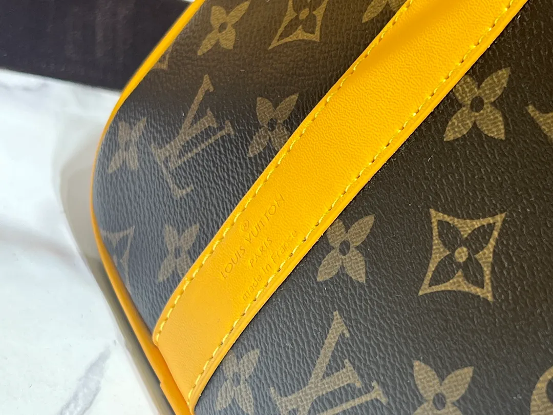 Batch 280💰Upgraded original M12765 presbyopic green M13201 presbyopic yellow M46655 black flower M22765 embossed This Keepall Bandoulière 35 handbag uses Monogram Eclipse coated canvas to convey a restrained demeanor. Leather top handles, side straps and hardware reflect classic heritage, while a removable and adjustable shoulder strap makes it comfortable to carry over the shoulder. 34.0 x 21.0 x 16.0 cm (length x height x width)