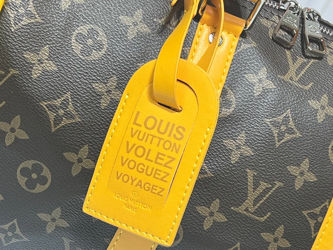 Batch 280💰Upgraded original M12765 presbyopic green M13201 presbyopic yellow M46655 black flower M22765 embossed This Keepall Bandoulière 35 handbag uses Monogram Eclipse coated canvas to convey a restrained demeanor. Leather top handles, side straps and hardware reflect classic heritage, while a removable and adjustable shoulder strap makes it comfortable to carry over the shoulder. 34.0 x 21.0 x 16.0 cm (length x height x width)