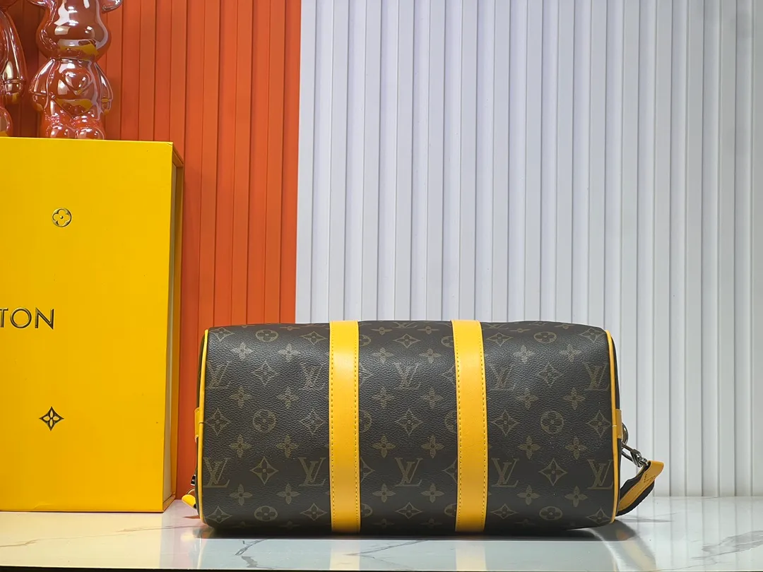 Batch 280💰Upgraded original M12765 presbyopic green M13201 presbyopic yellow M46655 black flower M22765 embossed This Keepall Bandoulière 35 handbag uses Monogram Eclipse coated canvas to convey a restrained demeanor. Leather top handles, side straps and hardware reflect classic heritage, while a removable and adjustable shoulder strap makes it comfortable to carry over the shoulder. 34.0 x 21.0 x 16.0 cm (length x height x width)