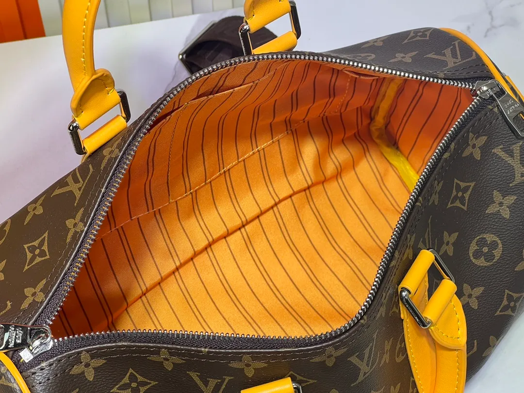 Batch 280💰Upgraded original M12765 presbyopic green M13201 presbyopic yellow M46655 black flower M22765 embossed This Keepall Bandoulière 35 handbag uses Monogram Eclipse coated canvas to convey a restrained demeanor. Leather top handles, side straps and hardware reflect classic heritage, while a removable and adjustable shoulder strap makes it comfortable to carry over the shoulder. 34.0 x 21.0 x 16.0 cm (length x height x width)
