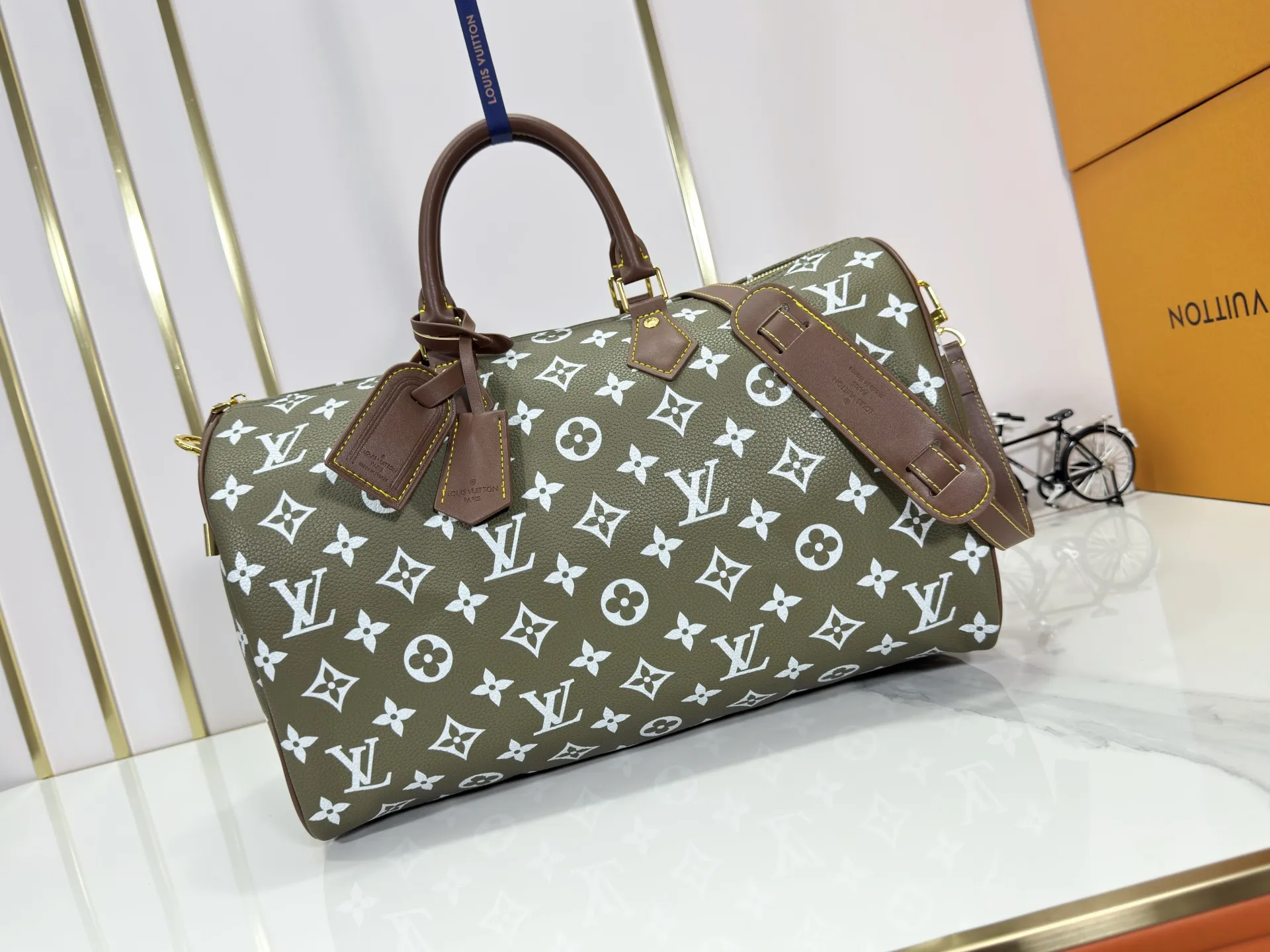 P320 Upgraded original M15244 M24441 M24424 This Speedy Bandoulière 40 Monogram Leather handbag is made of soft cow leather and uses Monogram patterns to reproduce the elegant look and feel of canvas printing. Dazzling metal hardware, sheepskin lining and nameplate all reflect Creative Director Pharrell Williams' relentless attention to detail. 40x27x20cm (length x height x width)
