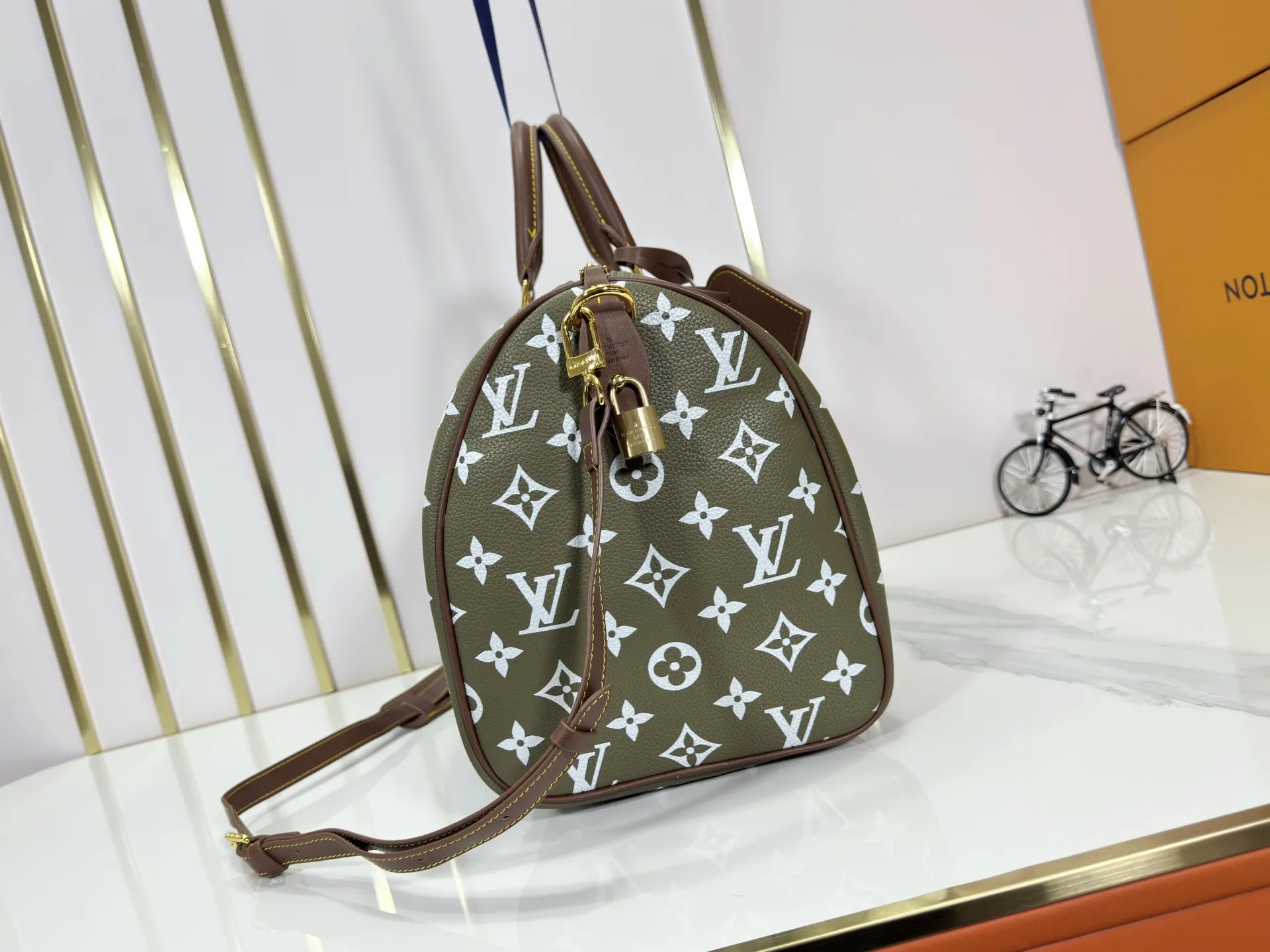 P320 Upgraded original M15244 M24441 M24424 This Speedy Bandoulière 40 Monogram Leather handbag is made of soft cow leather and uses Monogram patterns to reproduce the elegant look and feel of canvas printing. Dazzling metal hardware, sheepskin lining and nameplate all reflect Creative Director Pharrell Williams' relentless attention to detail. 40x27x20cm (length x height x width)