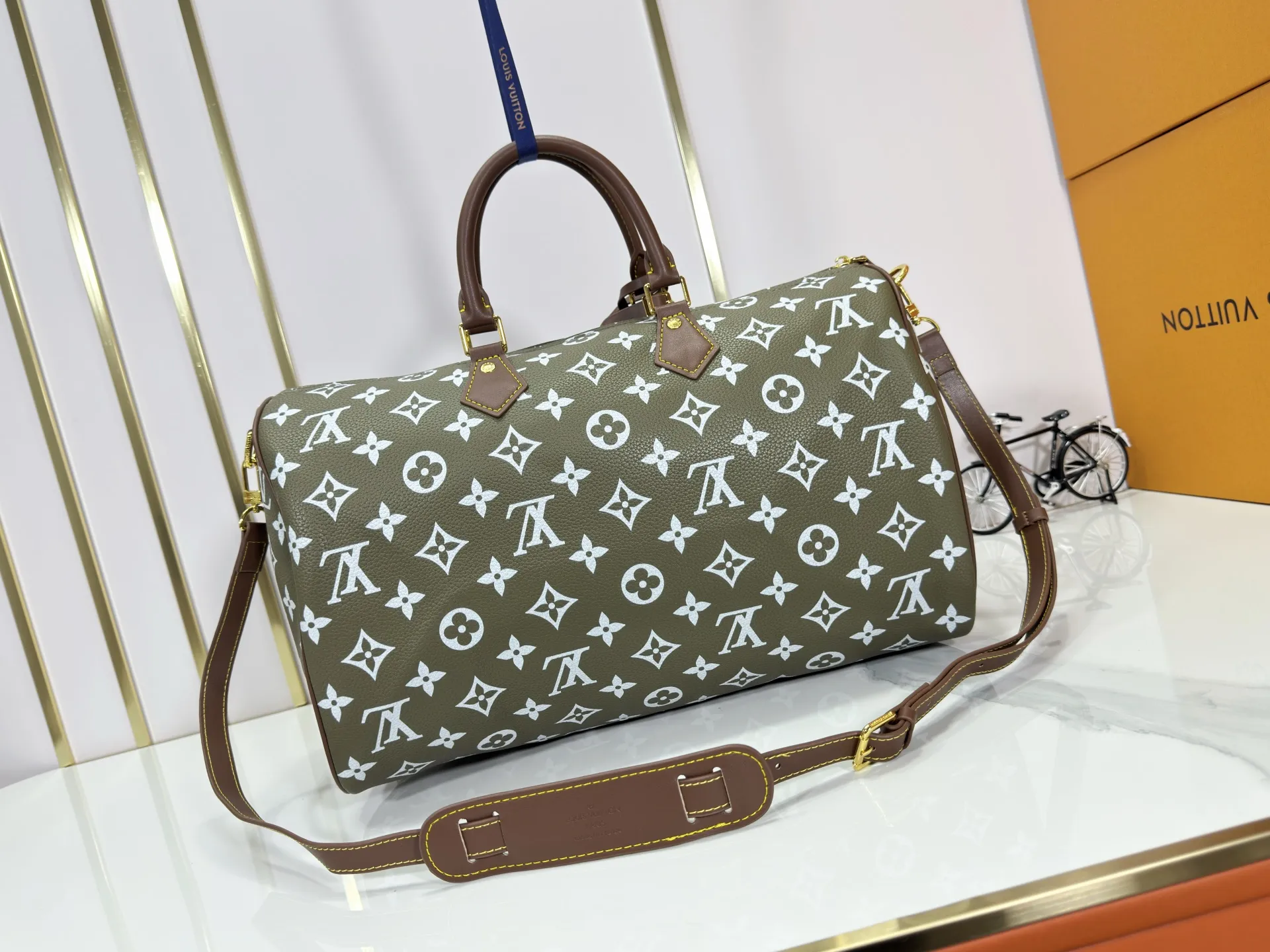 P320 Upgraded original M15244 M24441 M24424 This Speedy Bandoulière 40 Monogram Leather handbag is made of soft cow leather and uses Monogram patterns to reproduce the elegant look and feel of canvas printing. Dazzling metal hardware, sheepskin lining and nameplate all reflect Creative Director Pharrell Williams' relentless attention to detail. 40x27x20cm (length x height x width)