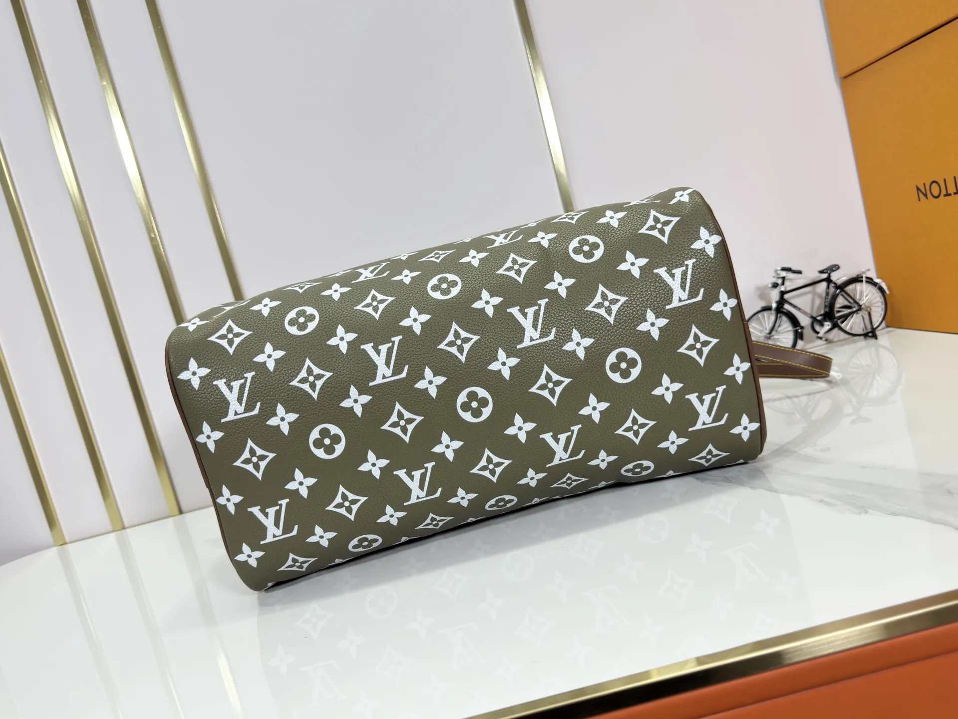 P320 Upgraded original M15244 M24441 M24424 This Speedy Bandoulière 40 Monogram Leather handbag is made of soft cow leather and uses Monogram patterns to reproduce the elegant look and feel of canvas printing. Dazzling metal hardware, sheepskin lining and nameplate all reflect Creative Director Pharrell Williams' relentless attention to detail. 40x27x20cm (length x height x width)