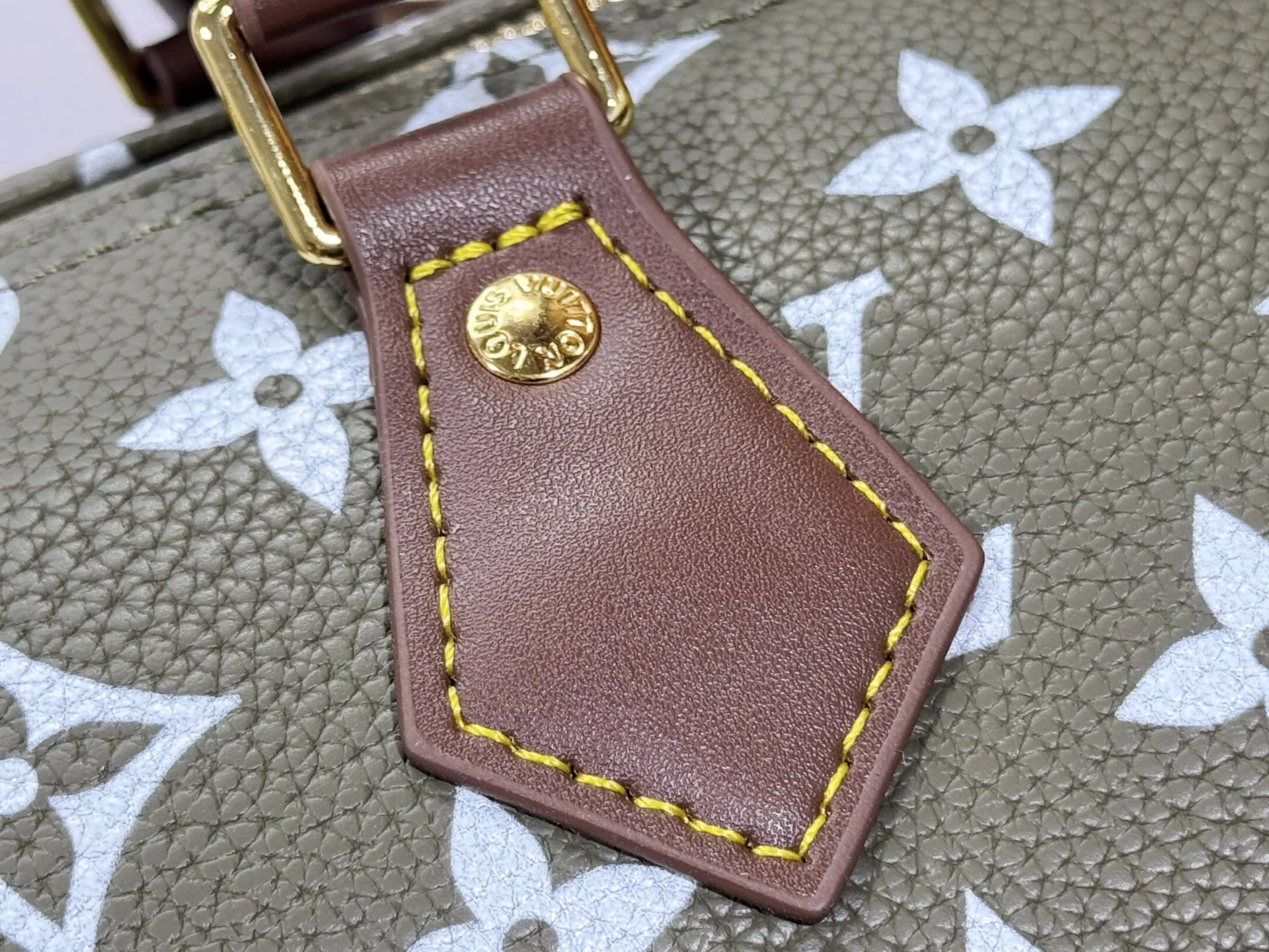P320 Upgraded original M15244 M24441 M24424 This Speedy Bandoulière 40 Monogram Leather handbag is made of soft cow leather and uses Monogram patterns to reproduce the elegant look and feel of canvas printing. Dazzling metal hardware, sheepskin lining and nameplate all reflect Creative Director Pharrell Williams' relentless attention to detail. 40x27x20cm (length x height x width)