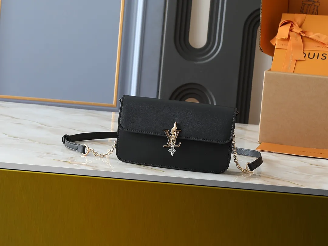 💰240💰Upgraded from the original M14564 M14547 M14581 M14548 This Wallet On Chain handbag is from the Louis Vuitton LV Bloom series. It is cut from cow leather in a fashionable and practical configuration. It's decorated with embellishments inspired by the brand's iconic Monogram pattern. There's plenty of space to store a smartphone, and contrasting metal hardware adds an elegant touch. Dimensions: 20.0 x 11.5 x 4.0 cm (length x height x width)