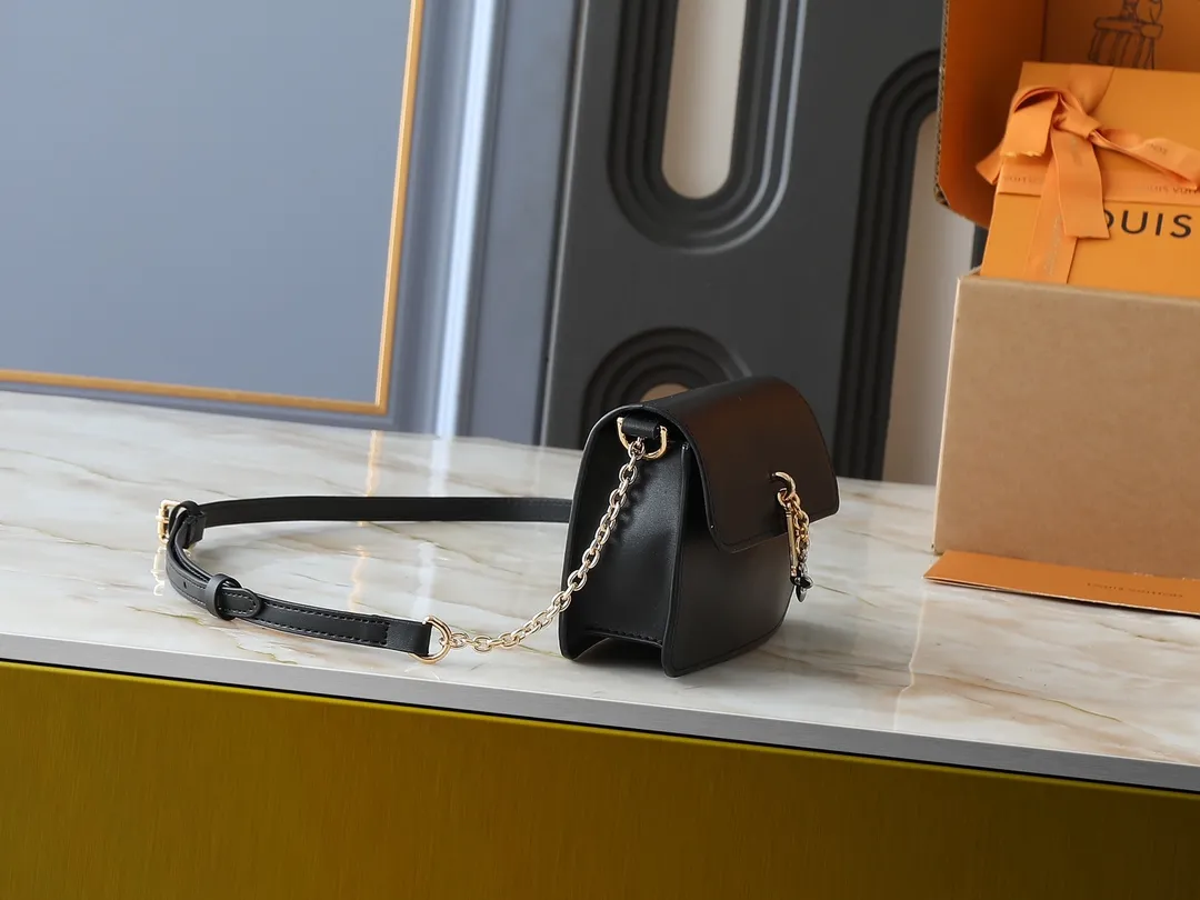 💰240💰Upgraded from the original M14564 M14547 M14581 M14548 This Wallet On Chain handbag is from the Louis Vuitton LV Bloom series. It is cut from cow leather in a fashionable and practical configuration. It's decorated with embellishments inspired by the brand's iconic Monogram pattern. There's plenty of space to store a smartphone, and contrasting metal hardware adds an elegant touch. Dimensions: 20.0 x 11.5 x 4.0 cm (length x height x width)
