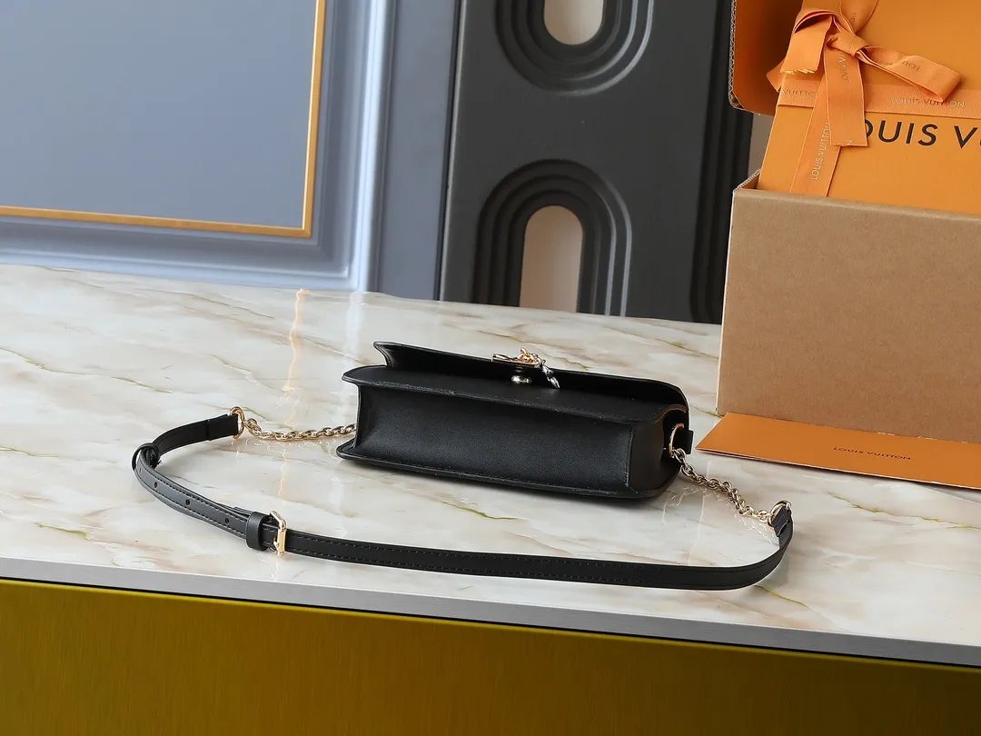 💰240💰Upgraded from the original M14564 M14547 M14581 M14548 This Wallet On Chain handbag is from the Louis Vuitton LV Bloom series. It is cut from cow leather in a fashionable and practical configuration. It's decorated with embellishments inspired by the brand's iconic Monogram pattern. There's plenty of space to store a smartphone, and contrasting metal hardware adds an elegant touch. Dimensions: 20.0 x 11.5 x 4.0 cm (length x height x width)
