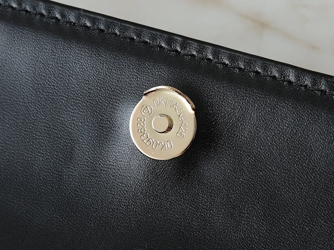 💰240💰Upgraded from the original M14564 M14547 M14581 M14548 This Wallet On Chain handbag is from the Louis Vuitton LV Bloom series. It is cut from cow leather in a fashionable and practical configuration. It's decorated with embellishments inspired by the brand's iconic Monogram pattern. There's plenty of space to store a smartphone, and contrasting metal hardware adds an elegant touch. Dimensions: 20.0 x 11.5 x 4.0 cm (length x height x width)