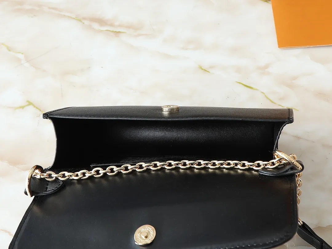 💰240💰Upgraded from the original M14564 M14547 M14581 M14548 This Wallet On Chain handbag is from the Louis Vuitton LV Bloom series. It is cut from cow leather in a fashionable and practical configuration. It's decorated with embellishments inspired by the brand's iconic Monogram pattern. There's plenty of space to store a smartphone, and contrasting metal hardware adds an elegant touch. Dimensions: 20.0 x 11.5 x 4.0 cm (length x height x width)