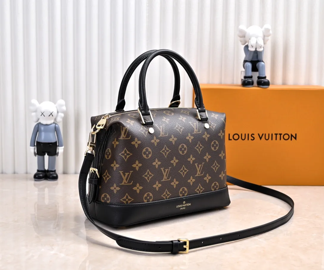 P460 exclusive real shot - upgraded version ‼ ️LV presbyopic leather hand-held crossbody bag, model M68169, with long shoulder strap, 2025 new fashion women's bag shoulder bag presbyopic leather shoulder strap genuine leather handbag, large capacity [strong] size: 28x20x11.5