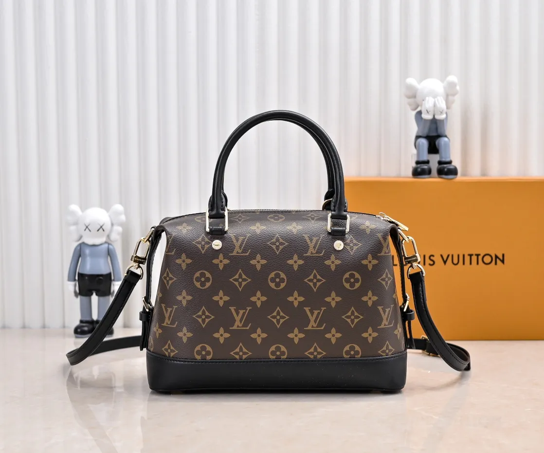 P460 exclusive real shot - upgraded version ‼ ️LV presbyopic leather hand-held crossbody bag, model M68169, with long shoulder strap, 2025 new fashion women's bag shoulder bag presbyopic leather shoulder strap genuine leather handbag, large capacity [strong] size: 28x20x11.5