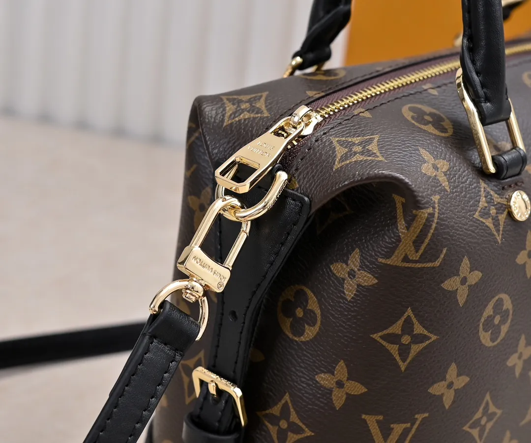 P460 exclusive real shot - upgraded version ‼ ️LV presbyopic leather hand-held crossbody bag, model M68169, with long shoulder strap, 2025 new fashion women's bag shoulder bag presbyopic leather shoulder strap genuine leather handbag, large capacity [strong] size: 28x20x11.5