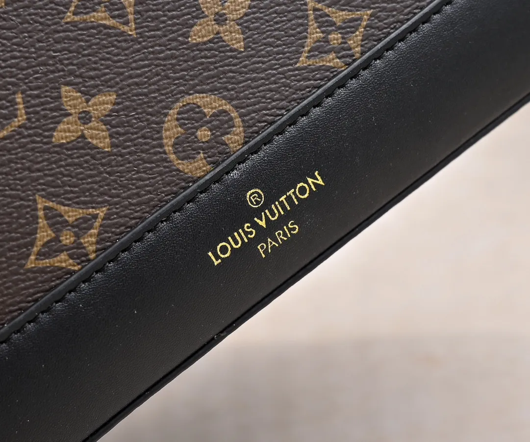 P460 exclusive real shot - upgraded version ‼ ️LV presbyopic leather hand-held crossbody bag, model M68169, with long shoulder strap, 2025 new fashion women's bag shoulder bag presbyopic leather shoulder strap genuine leather handbag, large capacity [strong] size: 28x20x11.5