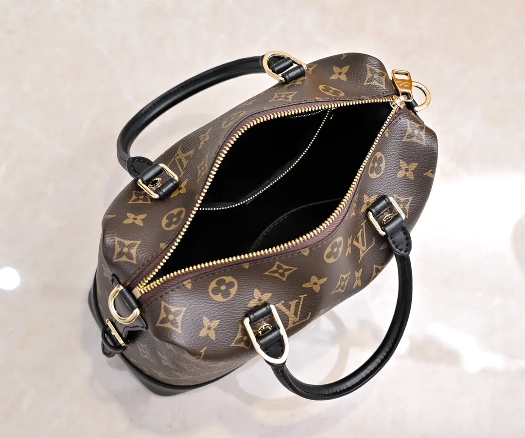P460 exclusive real shot - upgraded version ‼ ️LV presbyopic leather hand-held crossbody bag, model M68169, with long shoulder strap, 2025 new fashion women's bag shoulder bag presbyopic leather shoulder strap genuine leather handbag, large capacity [strong] size: 28x20x11.5