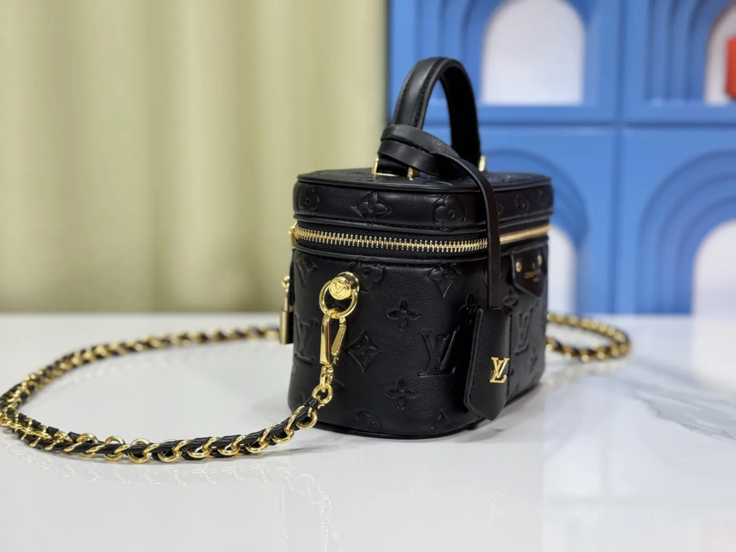 P240 Upgraded original version M25219 white M25123 black This small Vanity Cc handbag is made of fluffy sheep leather and interprets Nicolas Ghesquière's new interpretation of urban handbags with a soft and lightweight design. A dazzling LV padlock and leather key pouch mark the brand's identity, and a detachable woven leather chain makes it easy to carry by hand, shoulder or cross-body. 19 x 13 x 11 cm (length x height x width)