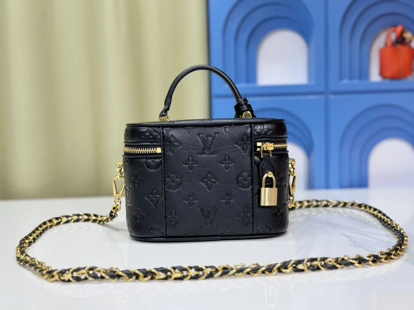 P240 Upgraded original version M25219 white M25123 black This small Vanity Cc handbag is made of fluffy sheep leather and interprets Nicolas Ghesquière's new interpretation of urban handbags with a soft and lightweight design. A dazzling LV padlock and leather key pouch mark the brand's identity, and a detachable woven leather chain makes it easy to carry by hand, shoulder or cross-body. 19 x 13 x 11 cm (length x height x width)