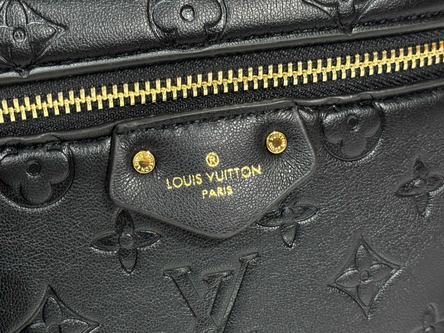 P240 Upgraded original version M25219 white M25123 black This small Vanity Cc handbag is made of fluffy sheep leather and interprets Nicolas Ghesquière's new interpretation of urban handbags with a soft and lightweight design. A dazzling LV padlock and leather key pouch mark the brand's identity, and a detachable woven leather chain makes it easy to carry by hand, shoulder or cross-body. 19 x 13 x 11 cm (length x height x width)