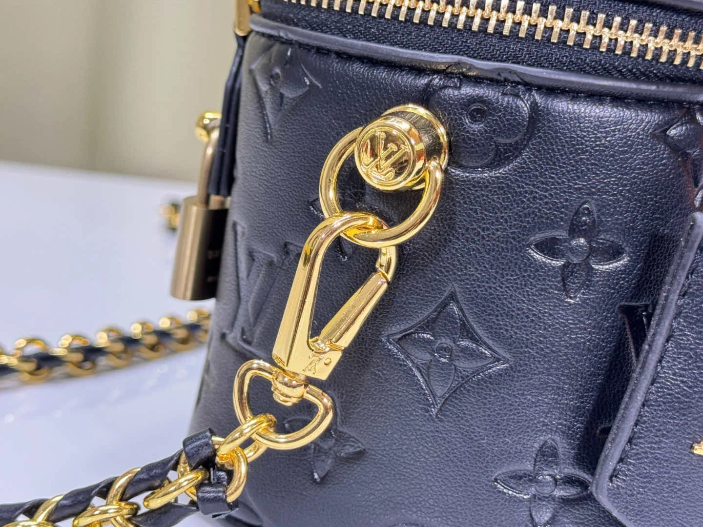 P240 Upgraded original version M25219 white M25123 black This small Vanity Cc handbag is made of fluffy sheep leather and interprets Nicolas Ghesquière's new interpretation of urban handbags with a soft and lightweight design. A dazzling LV padlock and leather key pouch mark the brand's identity, and a detachable woven leather chain makes it easy to carry by hand, shoulder or cross-body. 19 x 13 x 11 cm (length x height x width)