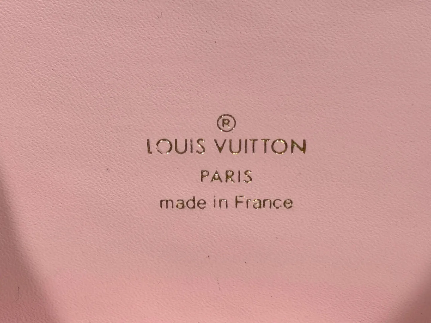 P240 Upgraded original version M25219 white M25123 black This small Vanity Cc handbag is made of fluffy sheep leather and interprets Nicolas Ghesquière's new interpretation of urban handbags with a soft and lightweight design. A dazzling LV padlock and leather key pouch mark the brand's identity, and a detachable woven leather chain makes it easy to carry by hand, shoulder or cross-body. 19 x 13 x 11 cm (length x height x width)
